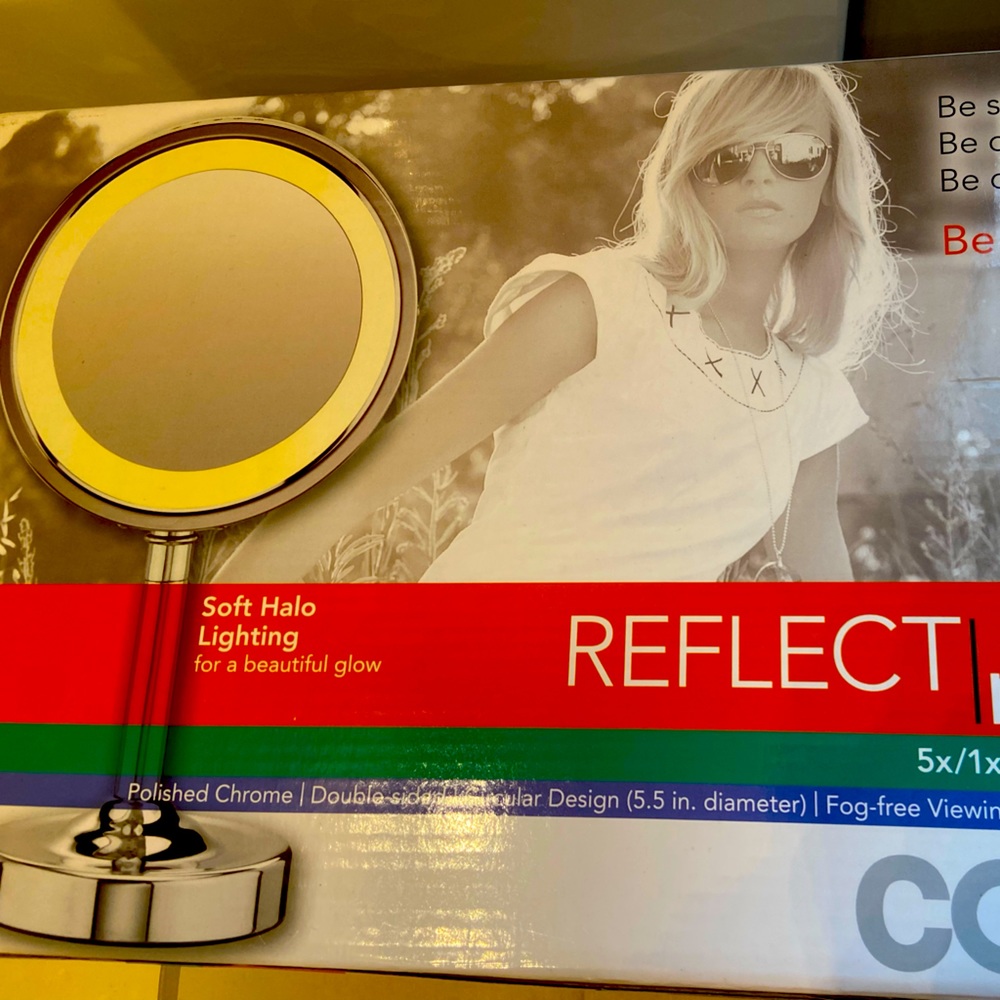 Light vanity mirror